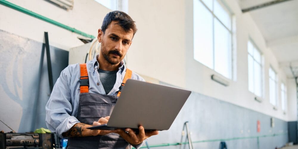 Truck-Mechanic-Laptop-Bay