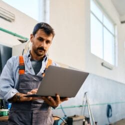 Truck-Mechanic-Laptop-Bay Truck-Mechanic-Laptop-Bay