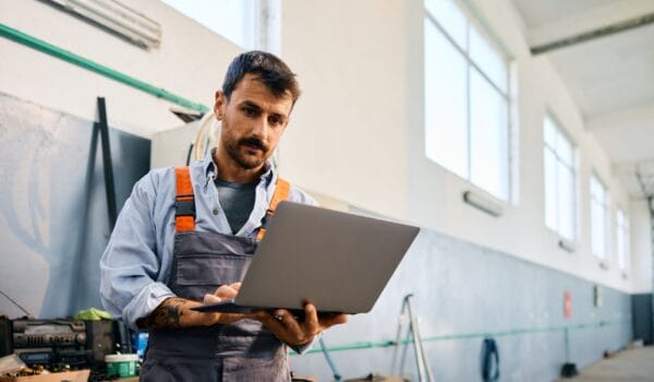 Truck-Mechanic-Laptop-Bay